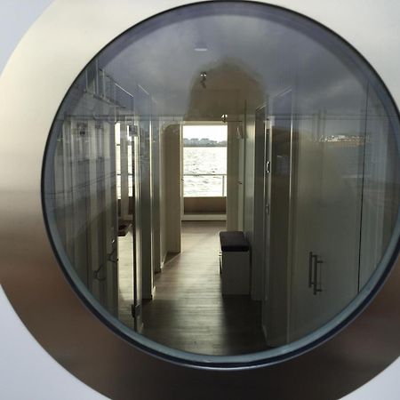Schwimmendes Ferienhaus Antares One By Seeblick Ferien Oro, Rundum Wasser, Sauna Olpenitz Kültér fotó