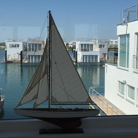 Schwimmendes Ferienhaus Antares One By Seeblick Ferien Oro, Rundum Wasser, Sauna Olpenitz Kültér fotó