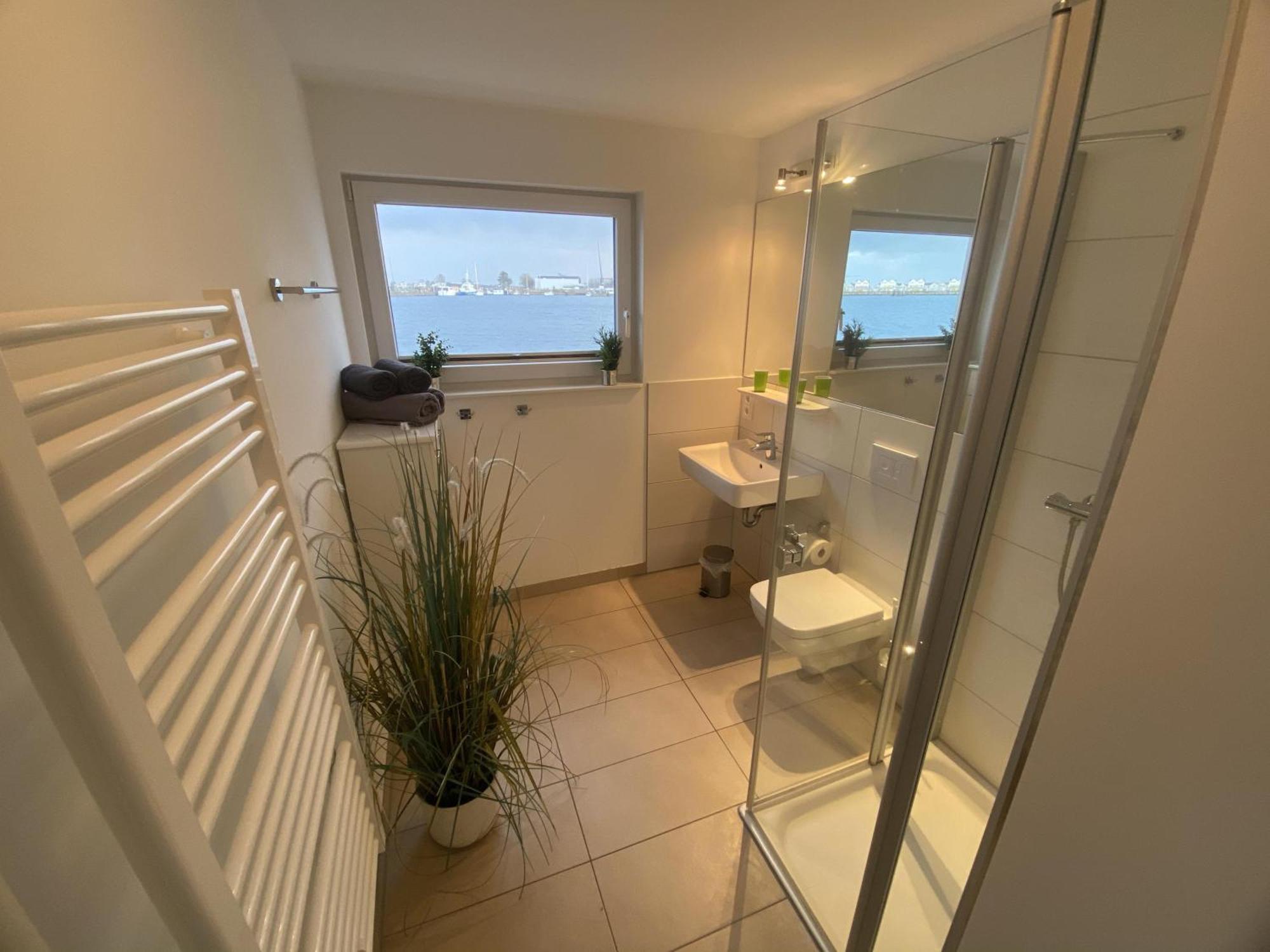Schwimmendes Ferienhaus Antares One By Seeblick Ferien Oro, Rundum Wasser, Sauna Olpenitz Kültér fotó