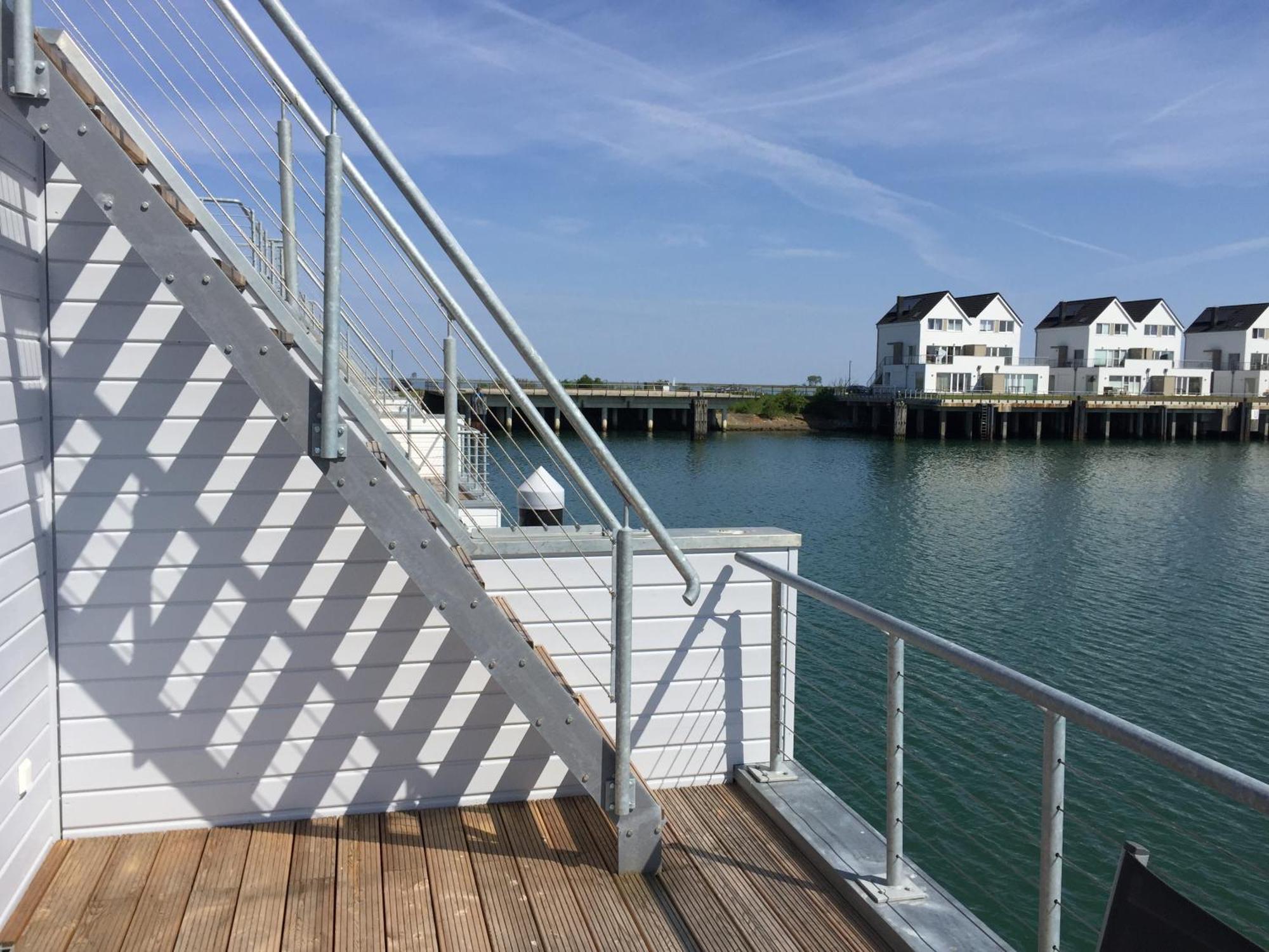 Schwimmendes Ferienhaus Antares One By Seeblick Ferien Oro, Rundum Wasser, Sauna Olpenitz Kültér fotó